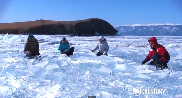 Video: Sibírsky bubeníci bubnujú na ľad na Bajkalskom jazere